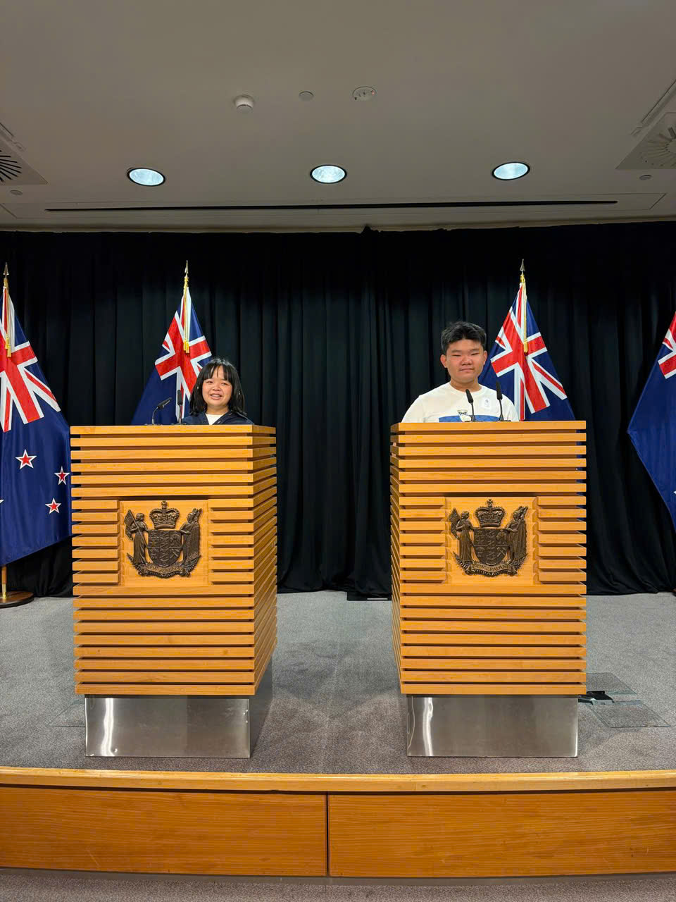 Học sinh New Zealand tham quan tòa nhà quốc hội
